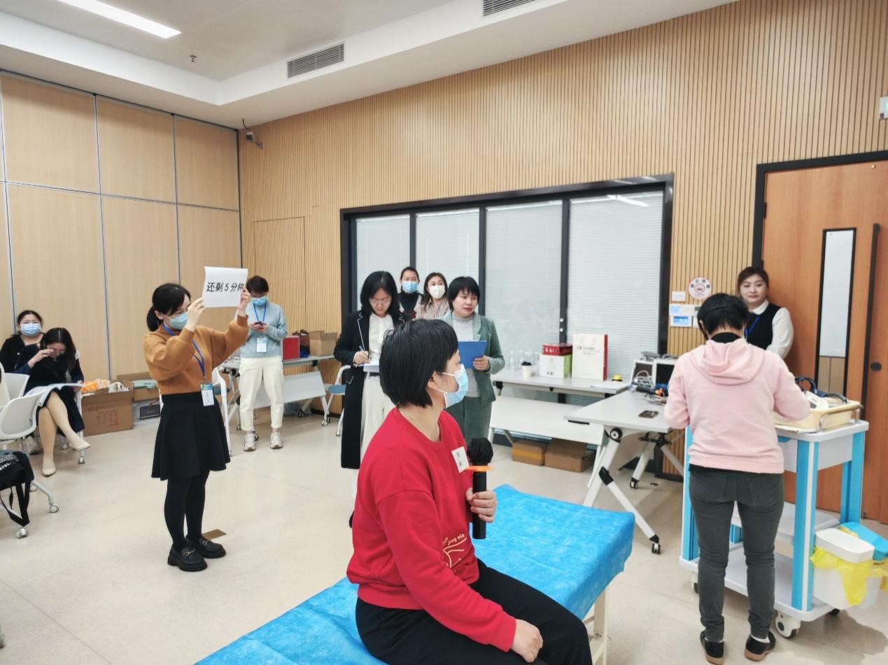 心脏康复专科护士黄芳梅老师给学员进行考核.jpg
