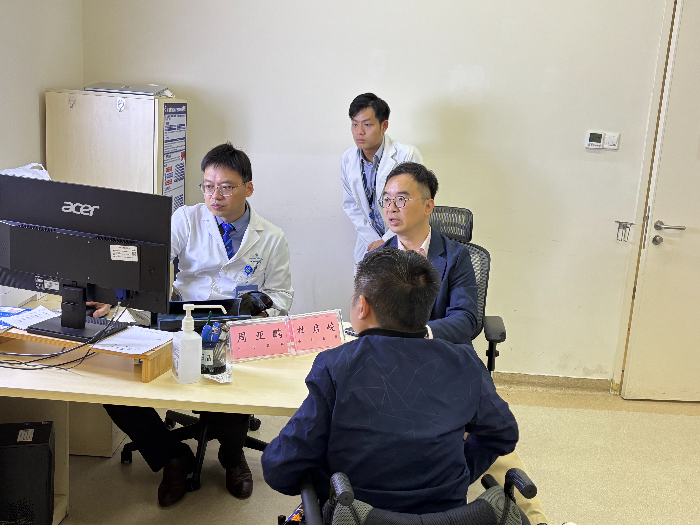杜启峻教授团队为成骨不全患者诊疗.jpg