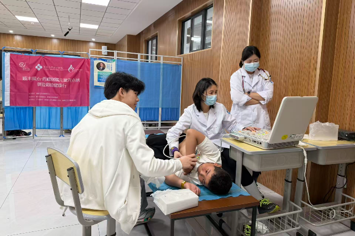 图1:港大深圳医院儿童心脏团队远赴西藏筛查。.jpg