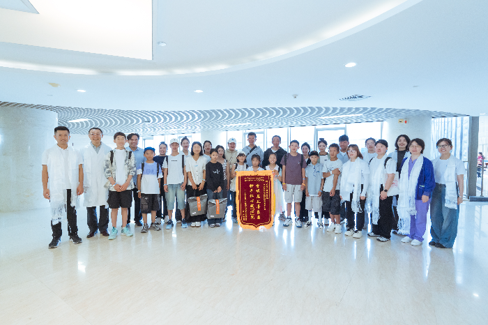 图2:西藏患儿向丁以群教授团队赠送锦旗。.jpg