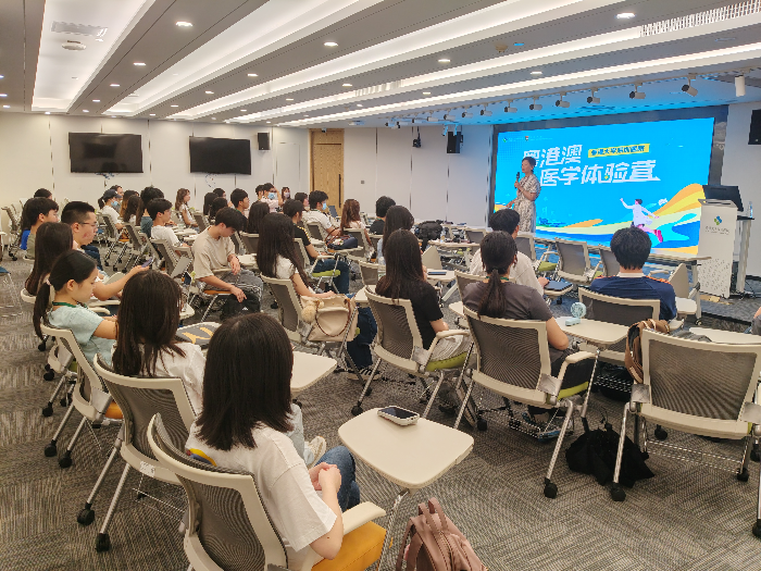 图1：港大深圳医院白明珠副院长在医学体验营开营仪式和学生们交流。.jpg