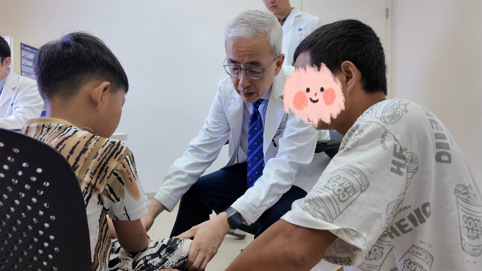 张文智教授看诊_副本.jpg