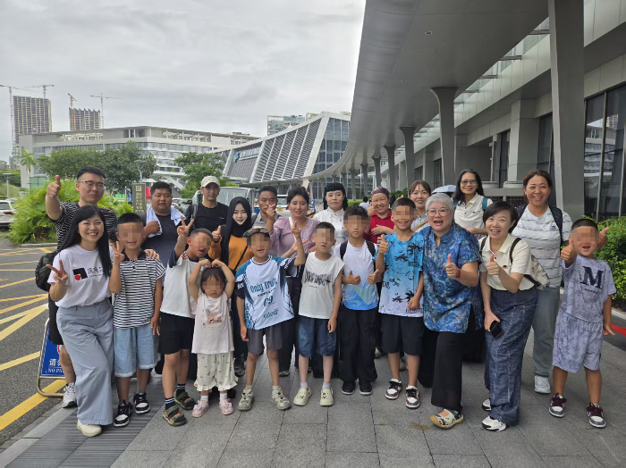 图六:唇腭裂公益活动启动,孩子们在港大深圳院合影。.jpg